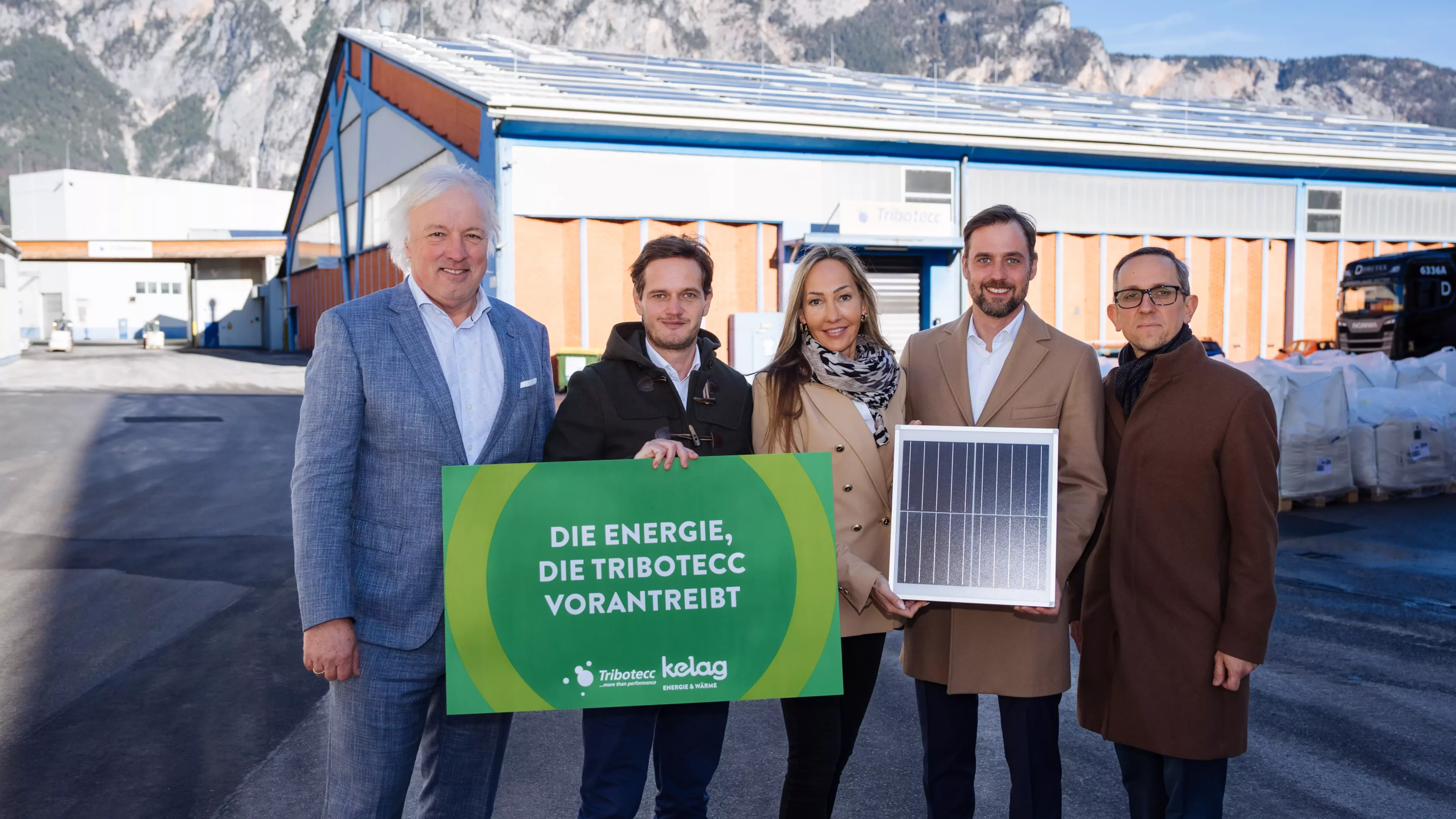 Das Bild auf 5min.at zeigt Adolf Melcher (Sprecher der Geschäftsführung der Kelag Energie & Wärme), Christoph Herzeg (Geschäftsführer der Kelag Energie & Wärme), Eva Egger (Projektleiterin Kelag Energie & Wärme), Georg Bouvier (CEO & Geschäftsführer der Tribotecc GmbH), Stefan Greimel (Vorstandsmitglied der Treibacher Industrie AG und Geschäftsführer der Tribotecc GmbH).