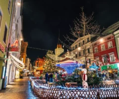 Ein Bild auf 5min.at zeigt den Christkindlmarkt am Villacher Hauptplatz.