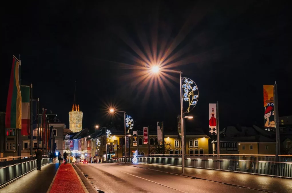 Ein Bild auf 5min.at zeigt die Draubrücke in Villach mit festlicher Weihnachtsbeleuchtung.
