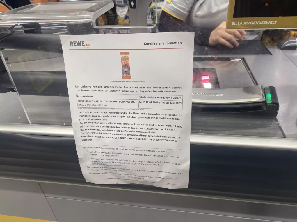 Bild auf 5min.at zeigt einem einen Zettel bei einer Kasse.