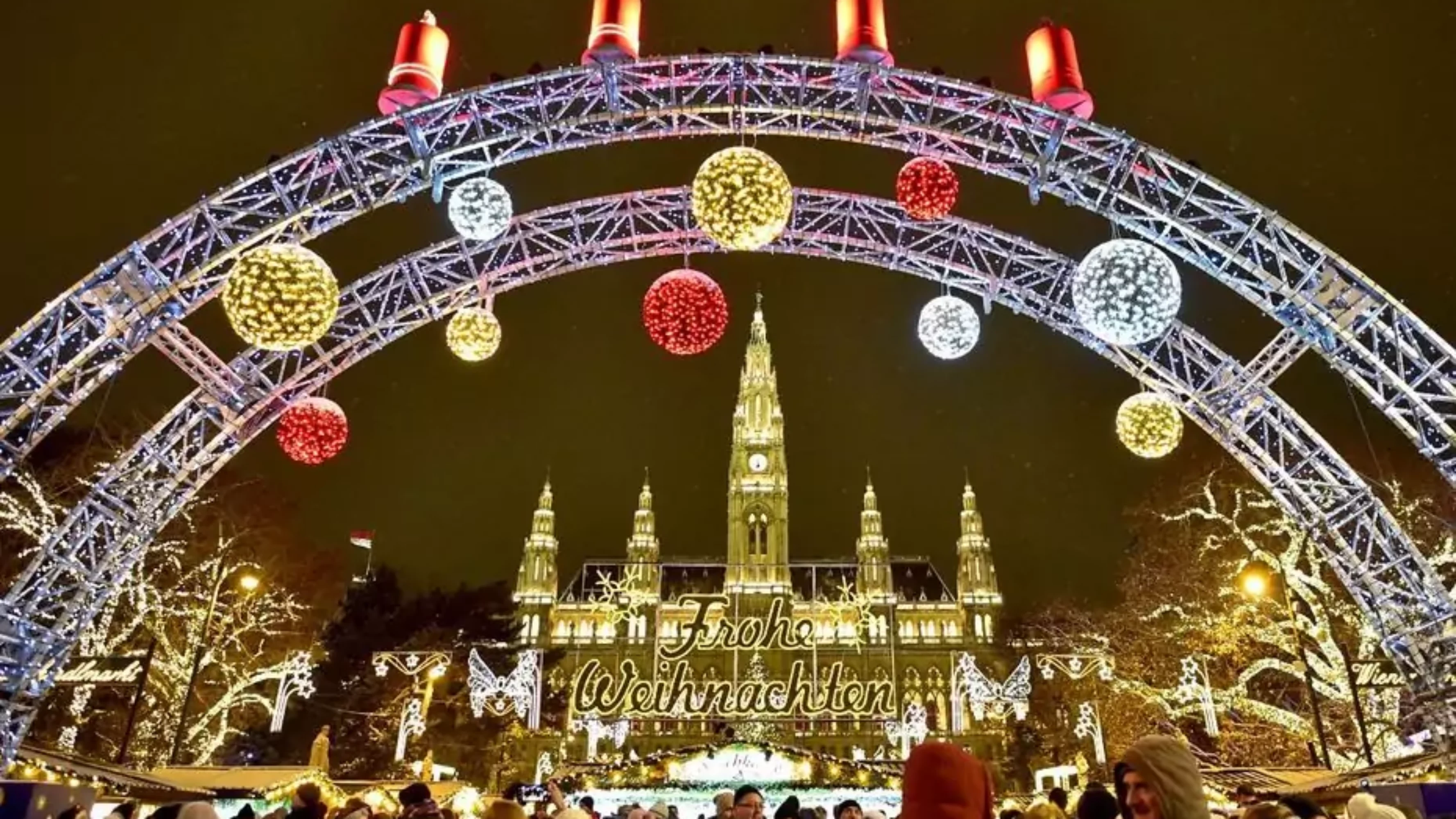 Ein Bild auf 5min.at zeigt den Adventmarkt am Rathausplatz in Wien.