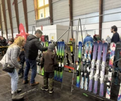 Auf dem Bild von www.5min.at sieht man die Auswahl auf der AK Wintersportb&ouml;rse 2024.