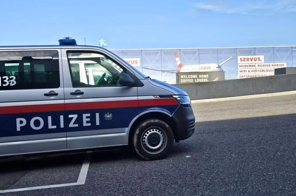 Auf dem Bild von www.5min.at sieht man ein Polizeiauto in Wien.