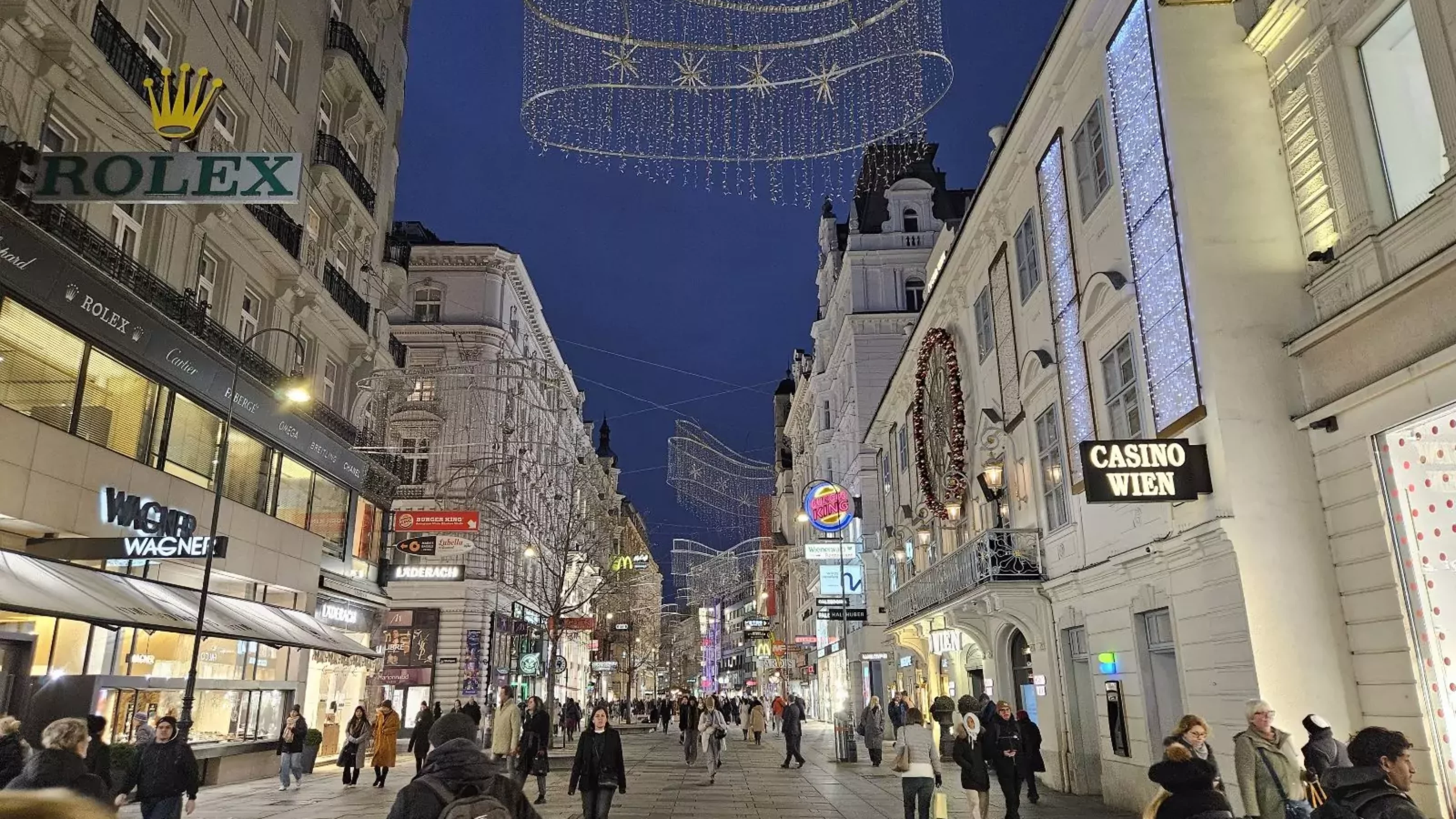 Auf dem Bild von www.5min.at sieht man die beleuchtete und dekorierte Innenstadt Wiens.