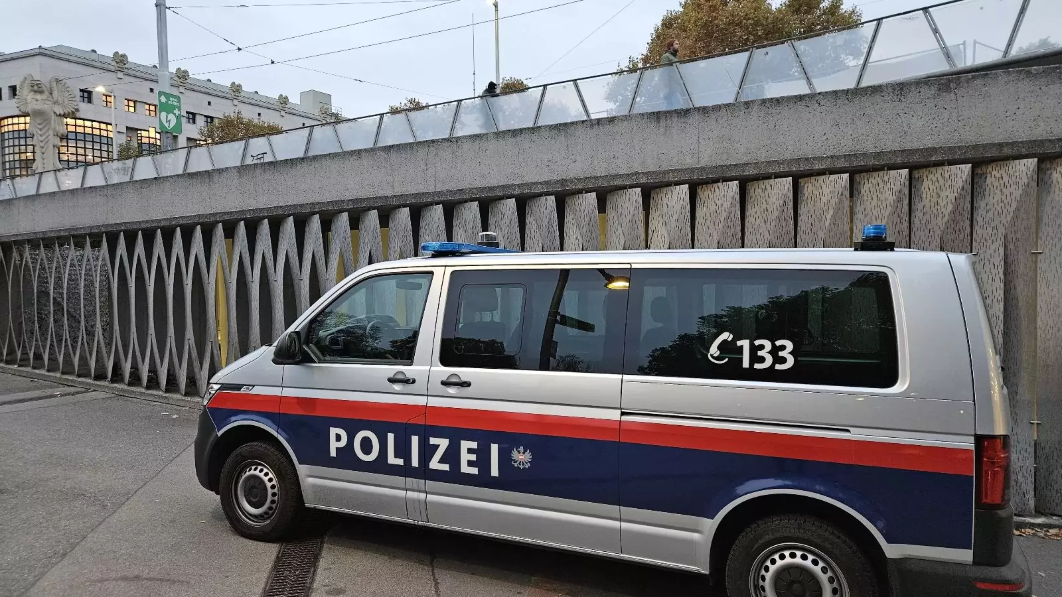 Auf dem Bild von www.5min.at sieht man die Polizei.