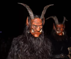 Foto in Beitrag von 5min.at: Zu sehen ist der Riegersdorfer Krampuslauf live und in Action vom 4. Dezember 2024.