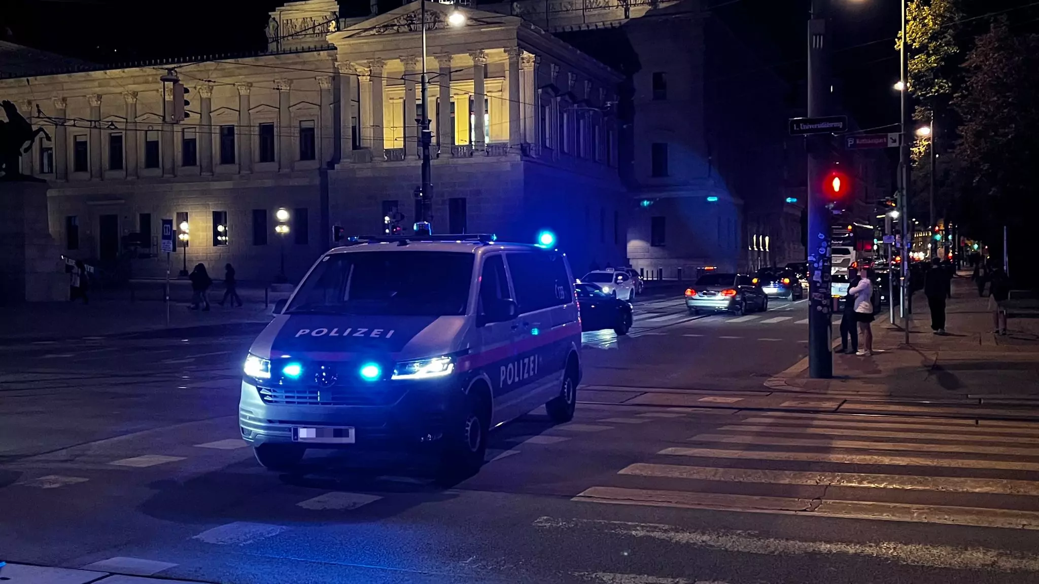 Ein Bild auf 5min.at zeigt ein Polizeiauto mit Blaulicht bei Nacht.
