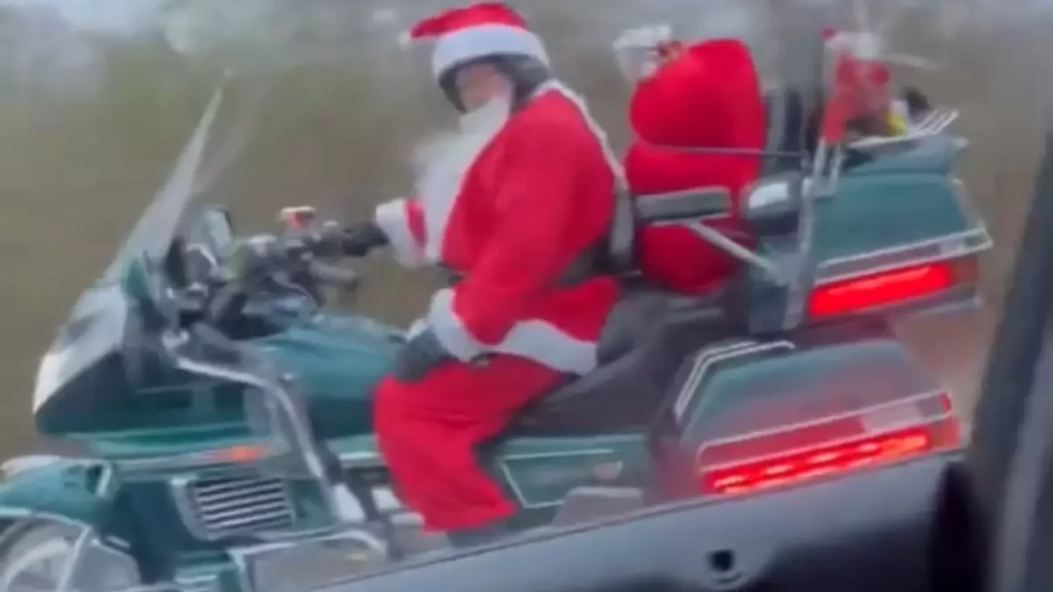 Foto auf 5min.at zeigt Weihnachtsmänner auf Motorradtour