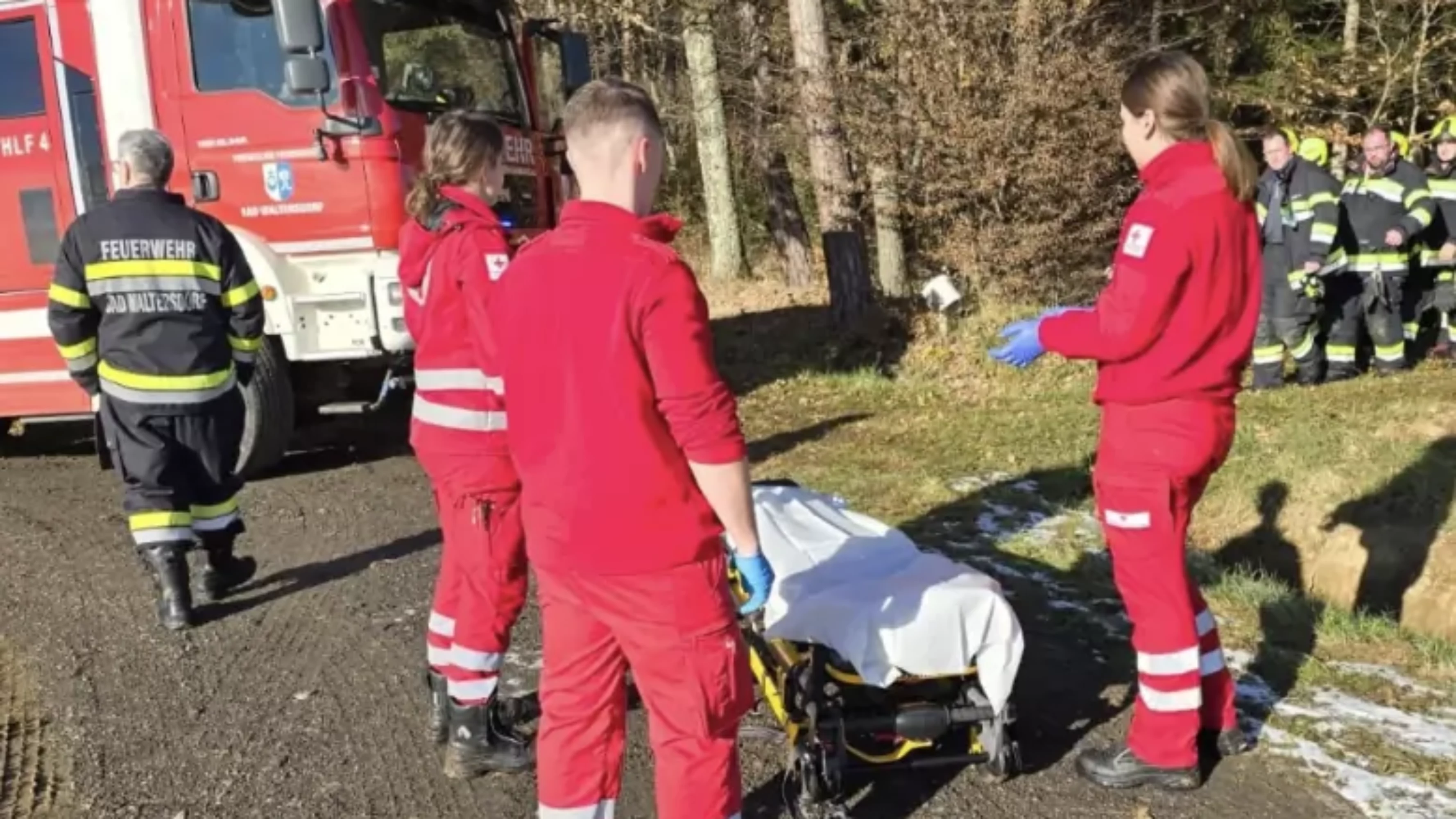 Foto auf 5min.at zeigt eine Menschenrettung