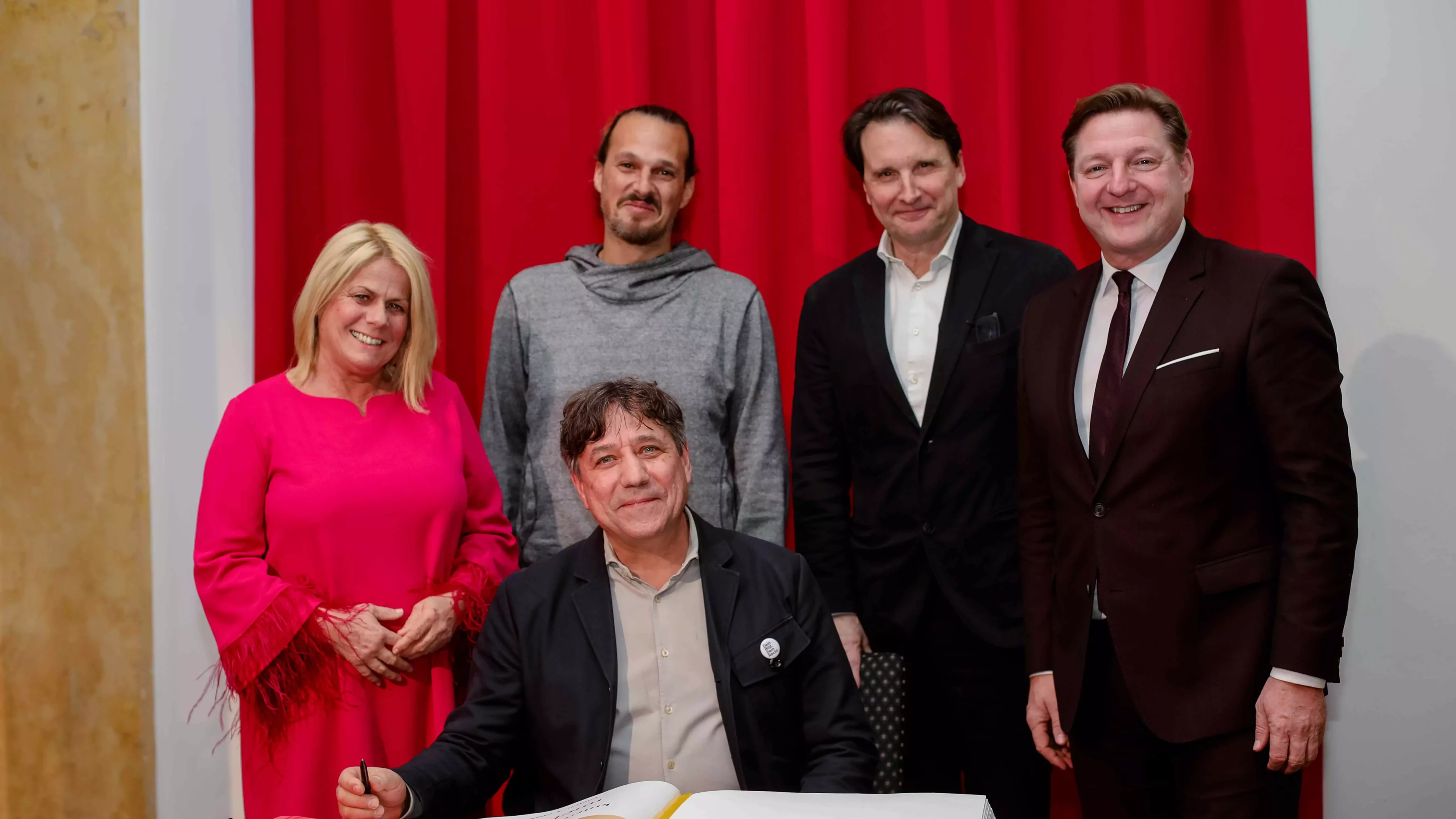 Das Bild auf 5min.at zeigt Bürgermeister Günther Albel, Laudator Martin Traxl, Preisträger Michael Kos (sitzend), Stadtrat Sascha Jabali Adeh und Vizebürgermeisterin Gerda Sandriesser bei der Kulturpreisverleihung.