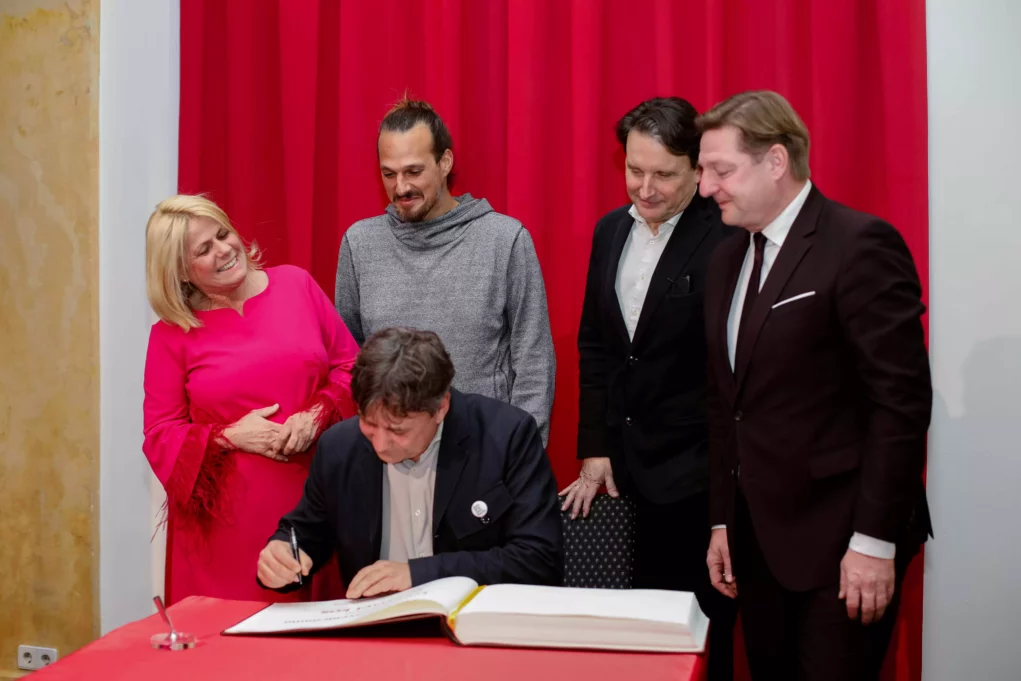 Das Bild auf 5min.at zeigt Bürgermeister Günther Albel, Laudator Martin Traxl, Preisträger Michael Kos (sitzend), Stadtrat Sascha Jabali Adeh und Vizebürgermeisterin Gerda Sandriesser bei der Kulturpreisverleihung.