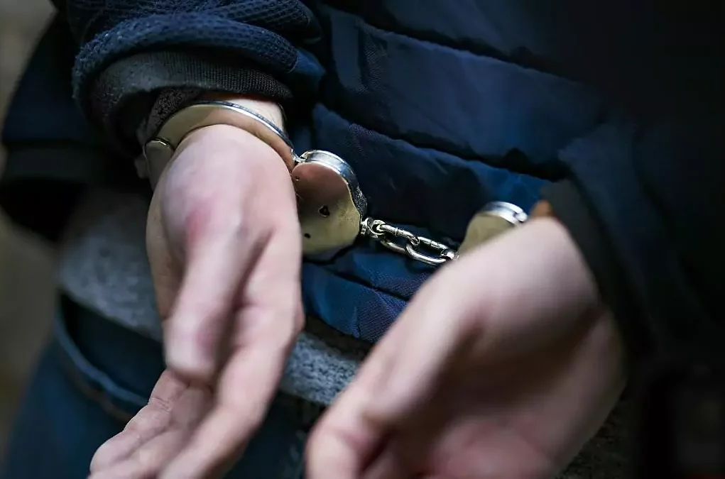 Ein Bild auf 5min.at zeigt H&auml;nde in Handschellen.