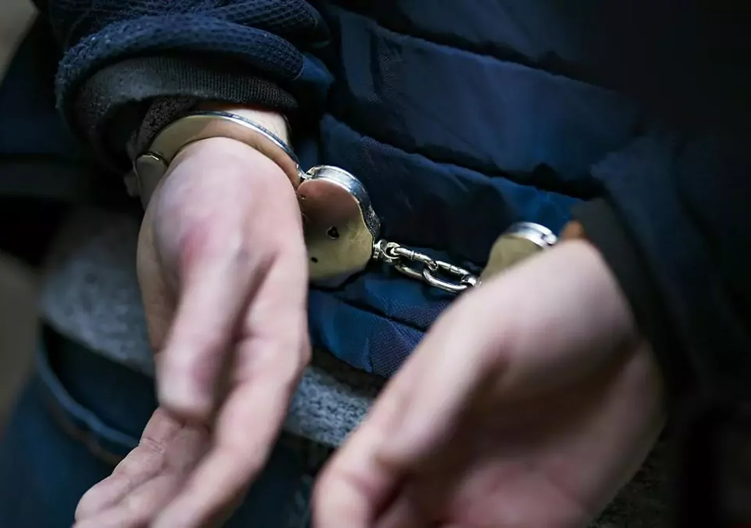 Ein Bild auf 5min.at zeigt H&auml;nde in Handschellen.