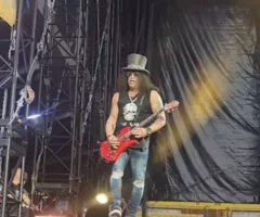 Ein Bild auf 5min.at zeigt Guns N’Roses bei einem Konzert.