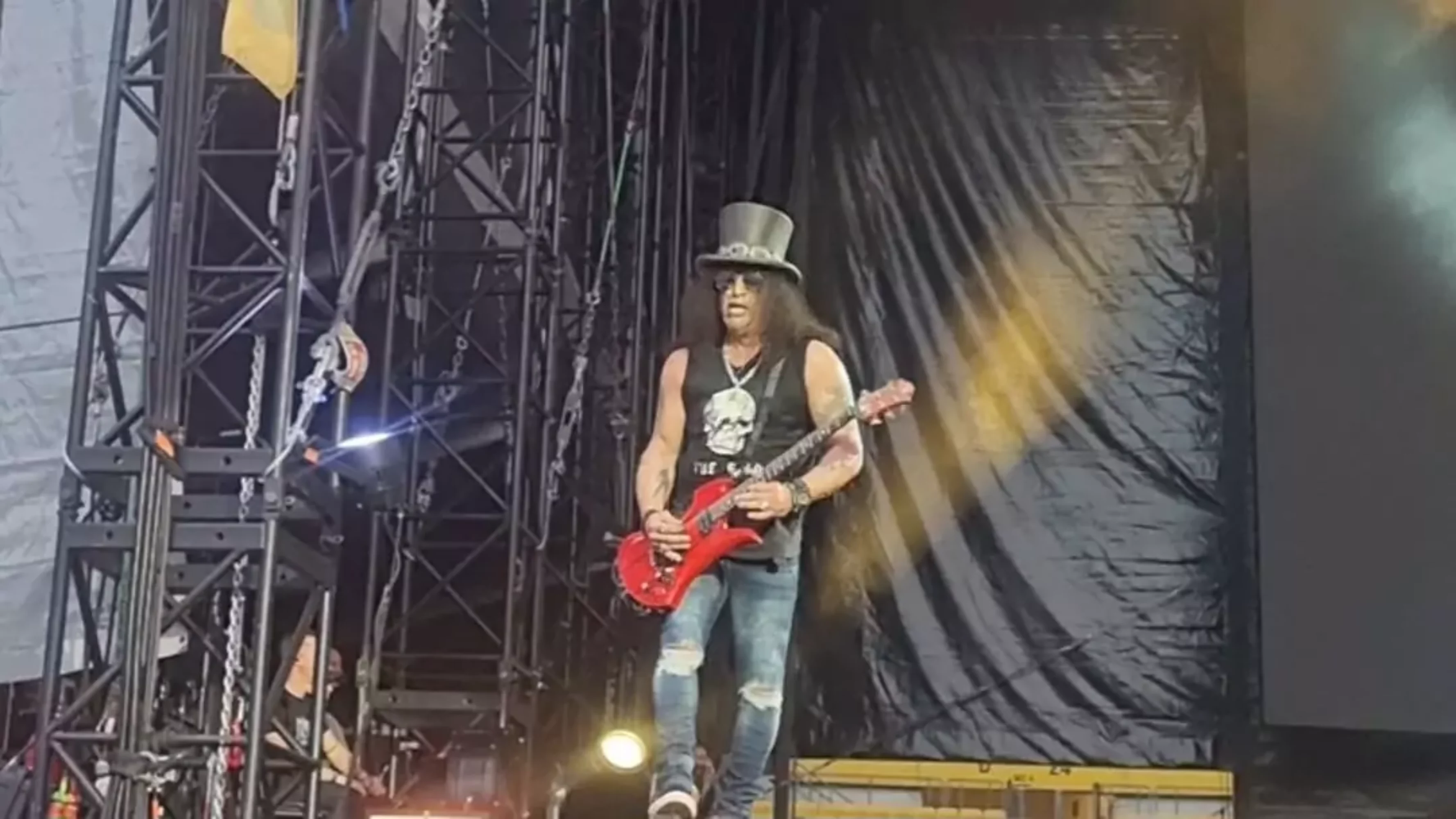 Ein Bild auf 5min.at zeigt Guns N’Roses bei einem Konzert.