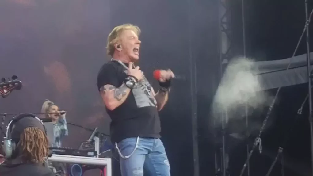 Ein Bild auf 5min.at zeigt den Lead-S&auml;nger Axl Rose von Guns N&rsquo;Roses bei einem Konzert.