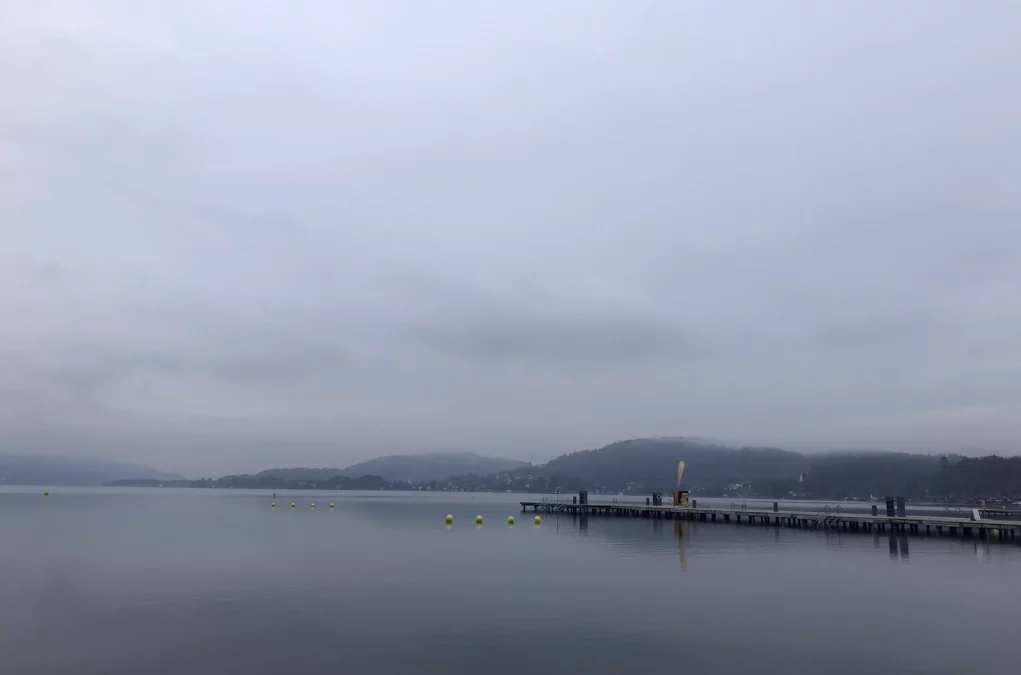 Ein Bild auf 5min.at zeigt das neblige und bewölkte Wetter über dem Wörthersee in Klagenfurt.