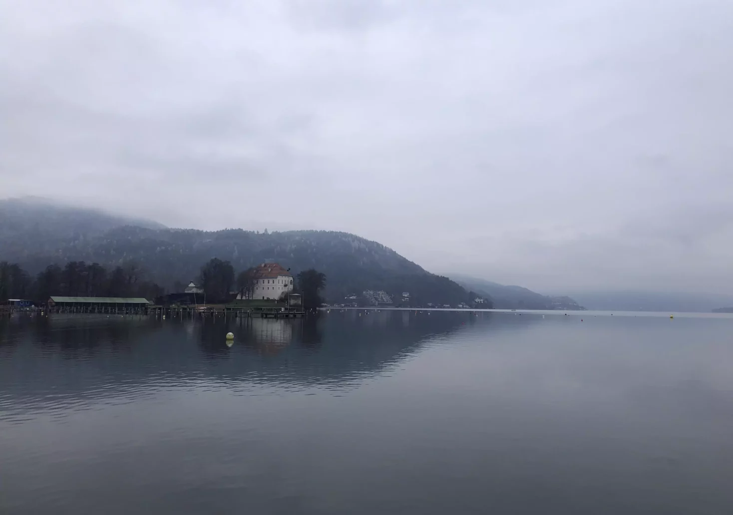 Ein Bild auf 5min.at zeigt das neblige und bew&ouml;lkte Wetter &uuml;ber dem W&ouml;rthersee in Klagenfurt.
