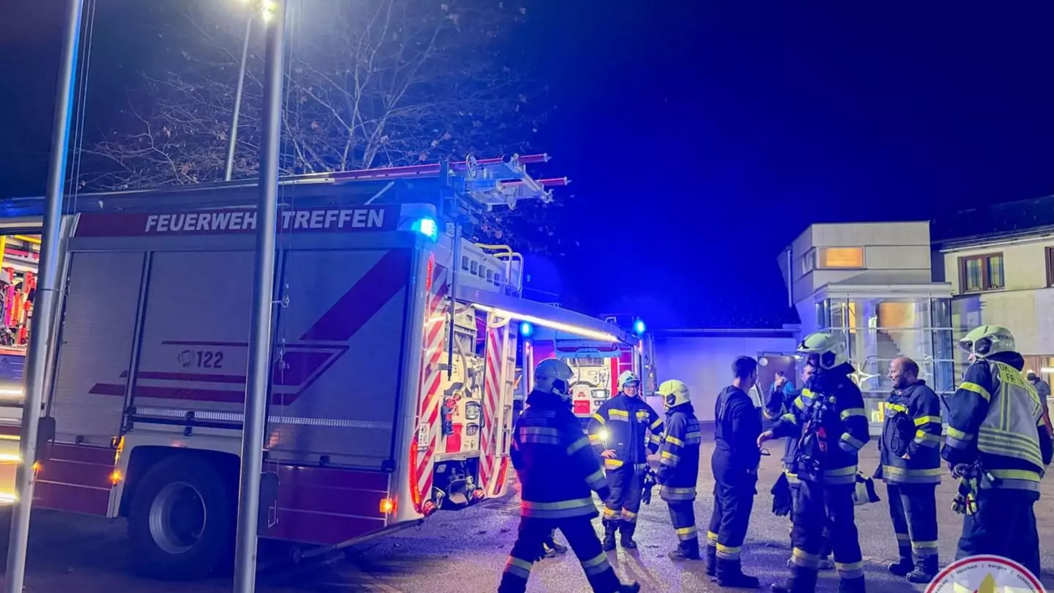 Rohrbruch löst Brandmeldeanlage aus – Mehrere Feuerwehren im Einsatz