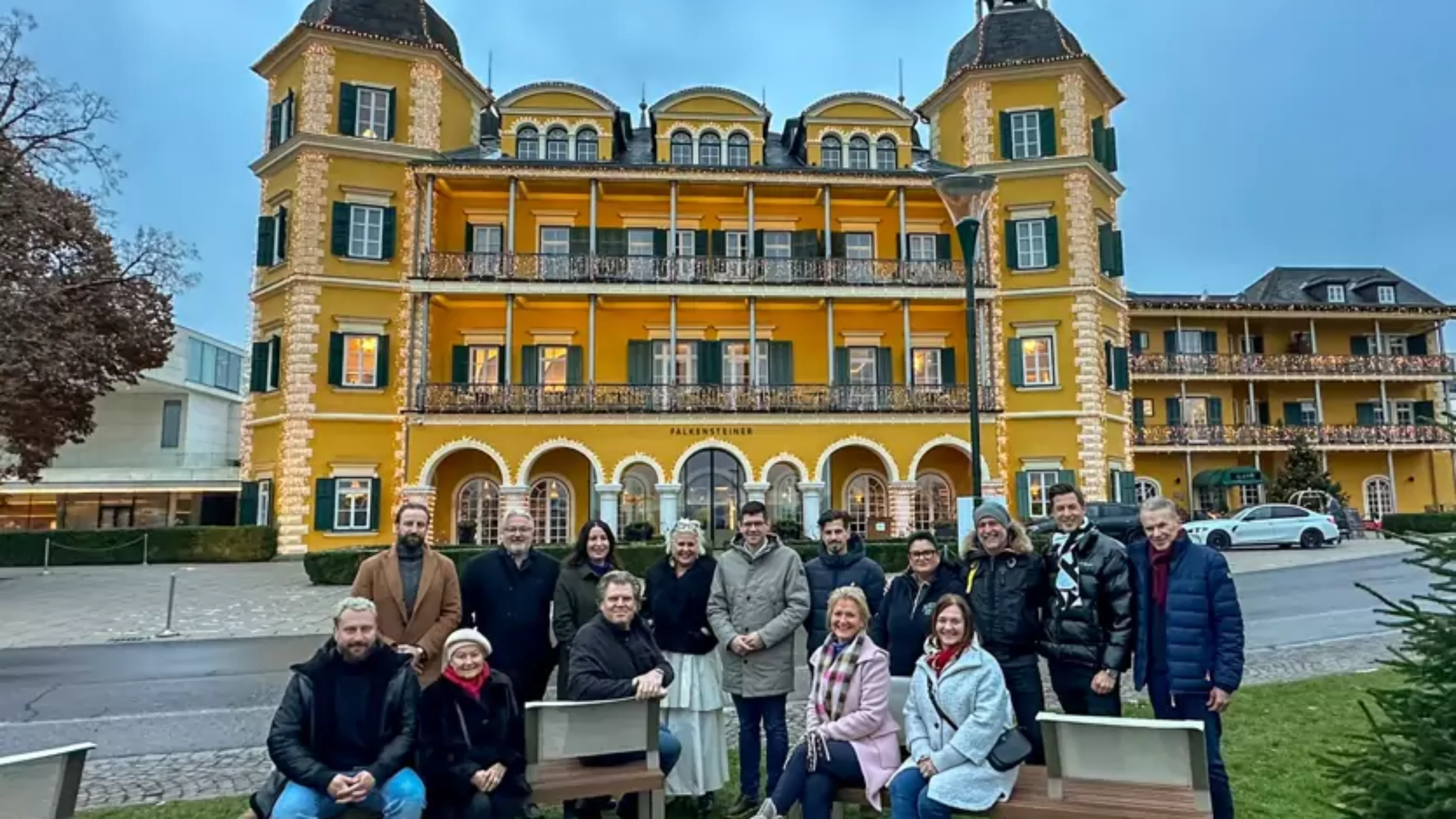 Auf dem Bild von www.5min.at sieht man die neuen Parkbänke von Velden.