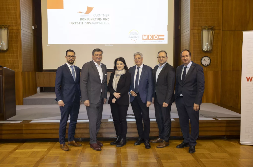 Das Bild auf 5min.at zeigt Die Wirtschaftskammer Kärnten lud zur 21. Investitions- und Konjunkturkonferenz. Wirtschaftslandesrat Sebastian Schuschnig, WK-Präsident Jürgen Mandl, Claudia Huber, Leiterin der Abteilung für Wirtschaftspolitik der WKÖ, LH Peter Kaiser, WK-Direktor Meinrad Höfferer und Herwig Draxler, WK-Wirtschaftspolitik-Leiter.