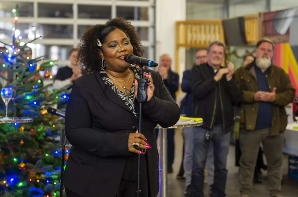 Auf dem Bild von www.5min.at sieht man die Sängerin der Veranstaltung.