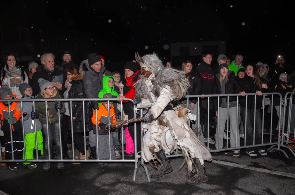 Foto in Beitrag von 5min.at: Zu sehen ist der Nötscher Krampuslauf - Foto Nummer 54.