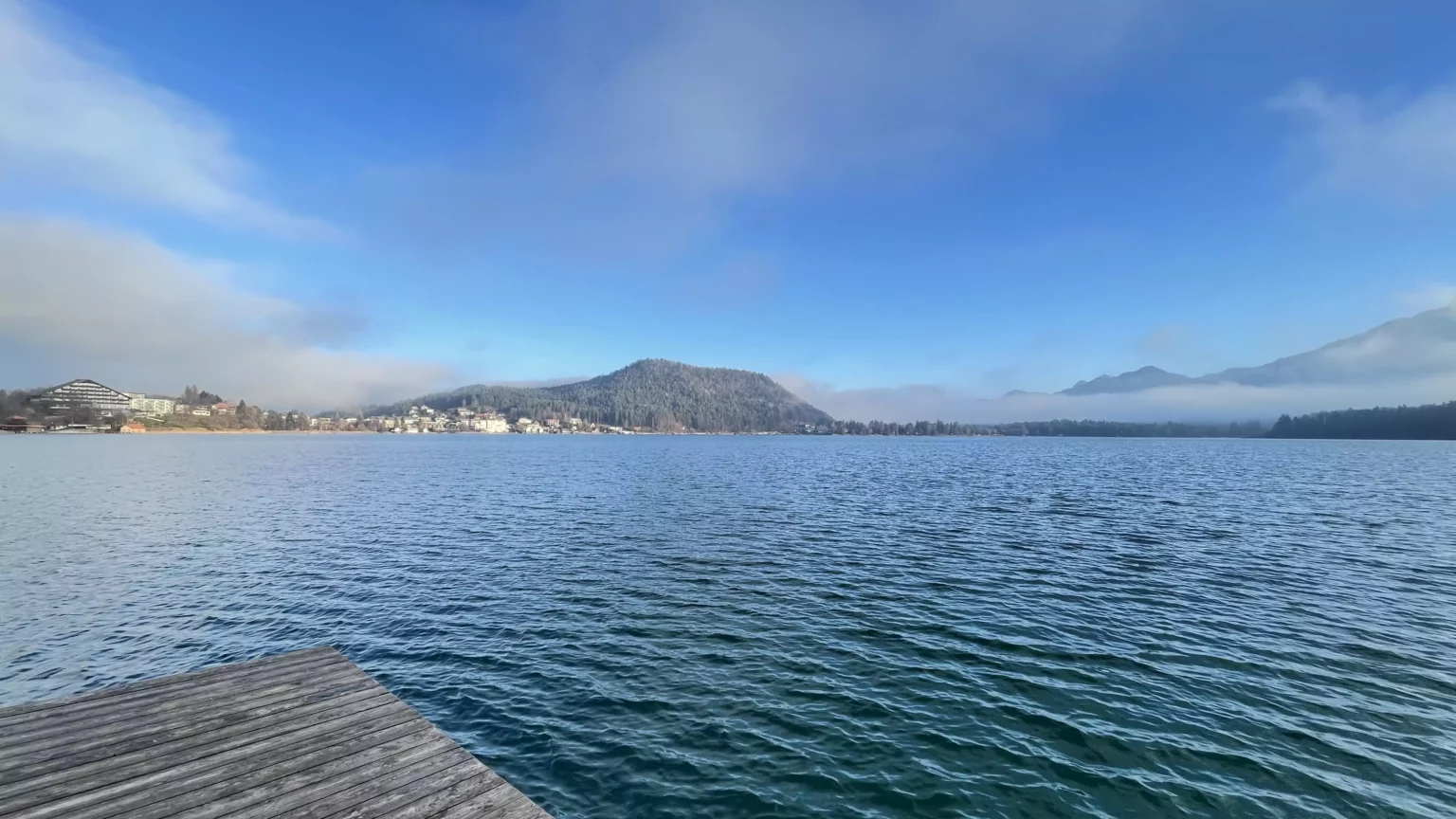 Ein Bild auf 5min.at zeigt den Faaker See im Winter.