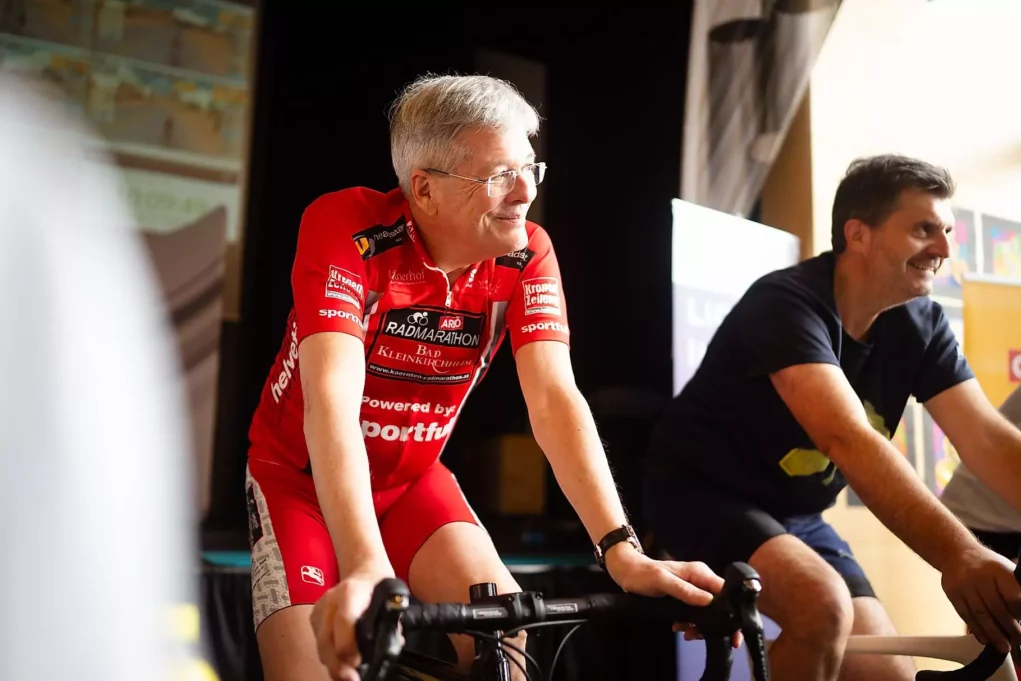 Ein Bild auf 5min.at zeigt Landeshauptmann Peter Kaiser bei der 24 Stunden Radchallenge für Licht ins Dunkel in Kühnsdorf.