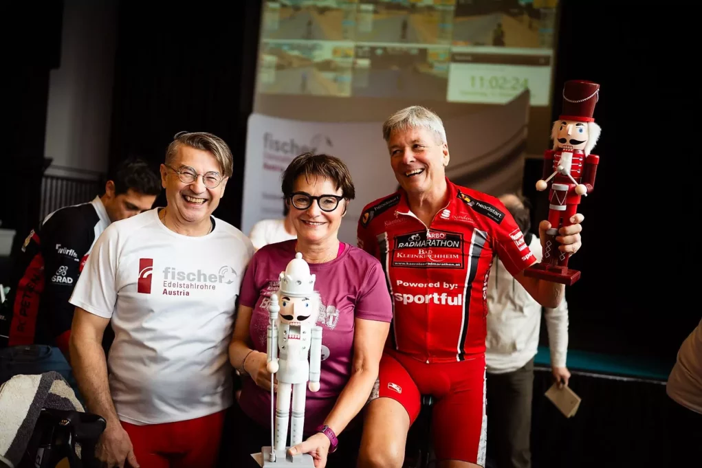 Ein Bild auf 5min.at zeigt Landeshauptmann Peter Kaiser und Landesrätin Beate Prettner bei der 24 Stunden Radchallenge für Licht ins Dunkel in Kühnsdorf.
