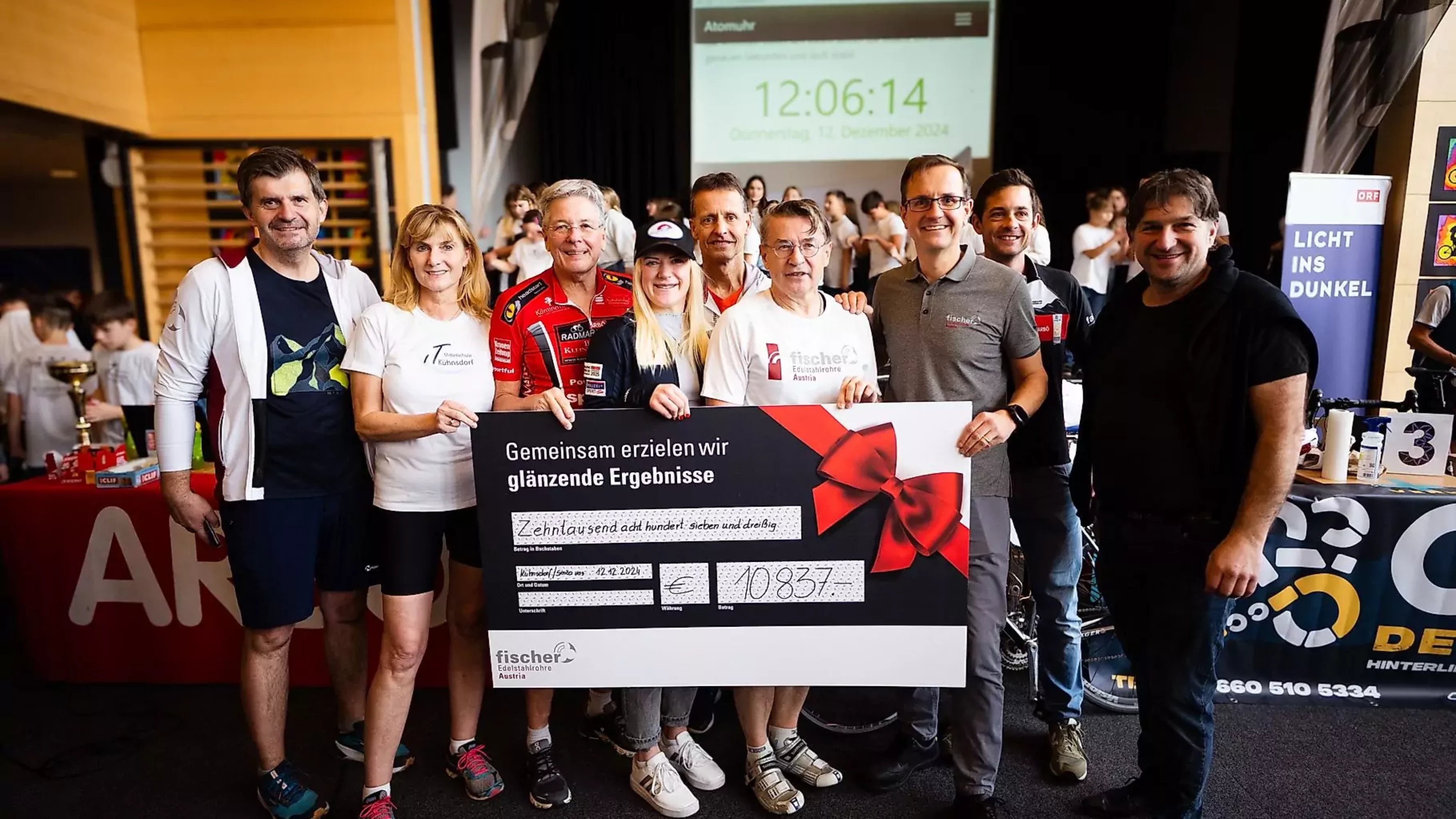 Ein Bild auf 5min.at zeigt die Teilnehmenden der 24 Stunden Radchallenge für Licht ins Dunkel in Kühnsdorf.