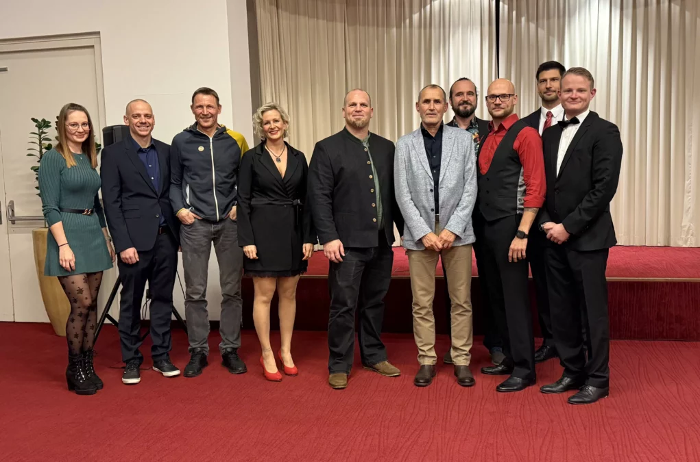 Ein Bild auf 5min.at zeigt Vorstand und Crew der Carinthian Lions bei der Weihnachtsfeier.