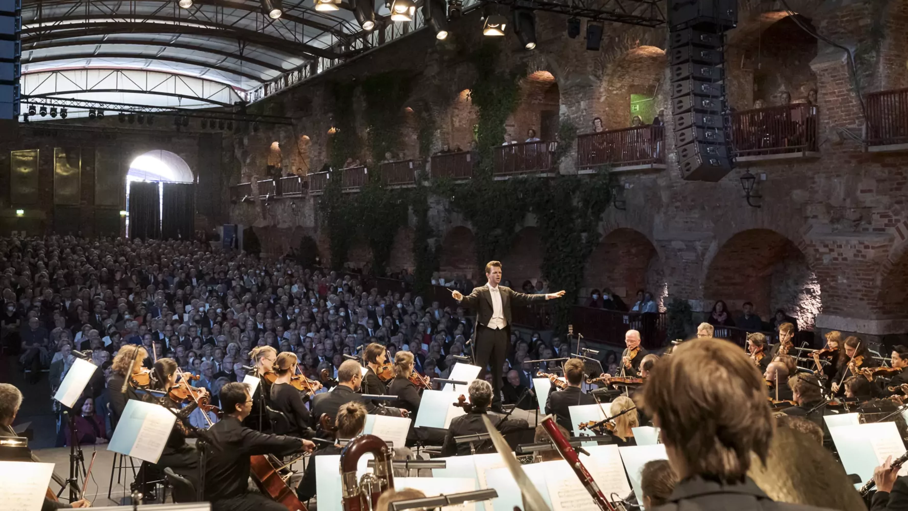 Das Bild auf 5min.at zeigt ein Orchester auf den Kasematten.