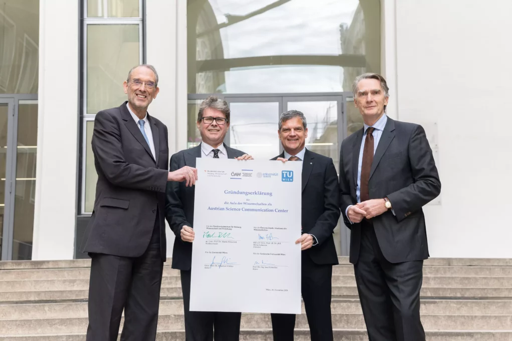V.l.n.r. Heinz Faßmann (Präsident der Österreichischen Akademie der Wissenschaften), Martin Polaschek (Bundesminister für Bildung, Wissenschaft und Forschung), Jens Schneider (Rektor der Technischen Universität Wien) und Sebastian Schütze (Rektor der Universität Wien) |