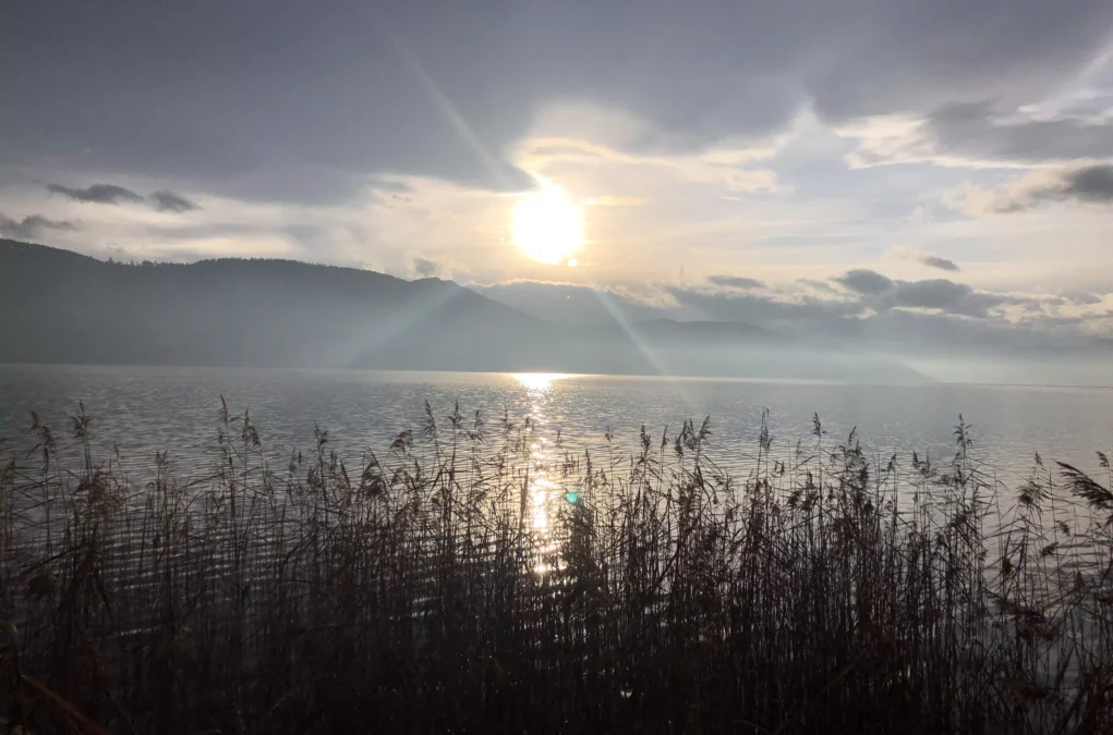 Ein Bild auf 5min.at zeigt die Sonnenstrahlen über dem Wörthersee.
