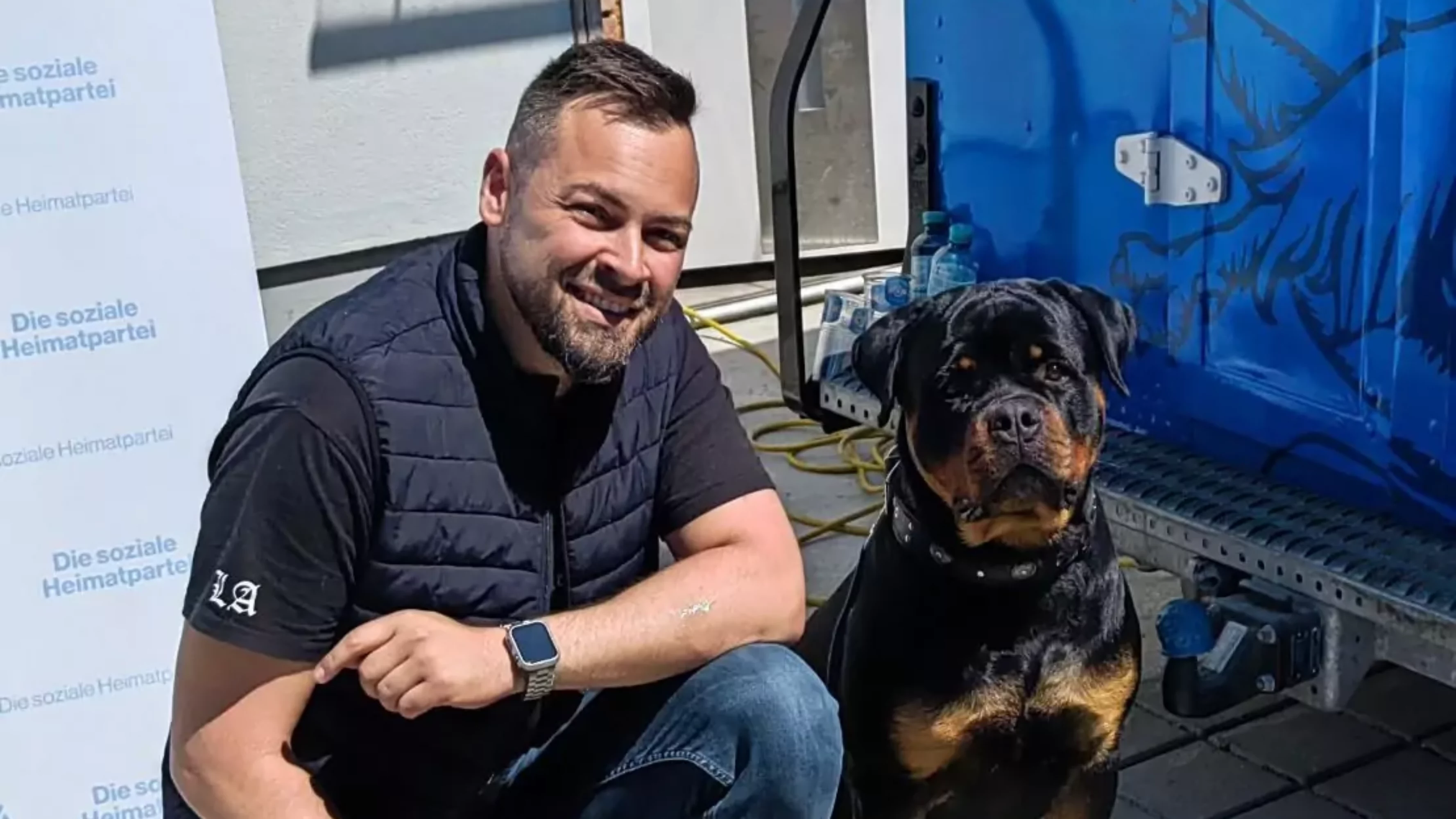 Das Bild auf 5min.at zeigt Dominik Hausjell mit seinem Hund „Dexter“.