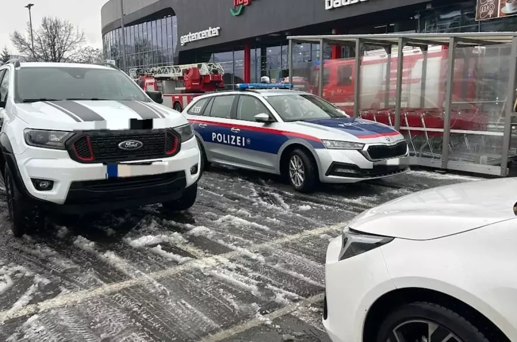 Ein Bild auf 5min.at zeigt ein Einsatzfahrzeug der Feuerwehr und der Polizei vor dem Hagebaumarkt Mössler in Villach.