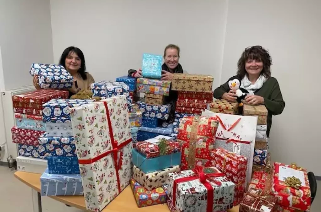 Das Bild auf 5min.at zeigt IG-Innenstadt Obfrau Cornelia Hübner, SOMA-GF Theres Leber und Klagenfurt Marketing-GF Inga Horny freuen sich über die vielen gespendeten Geschenke für Kinder.