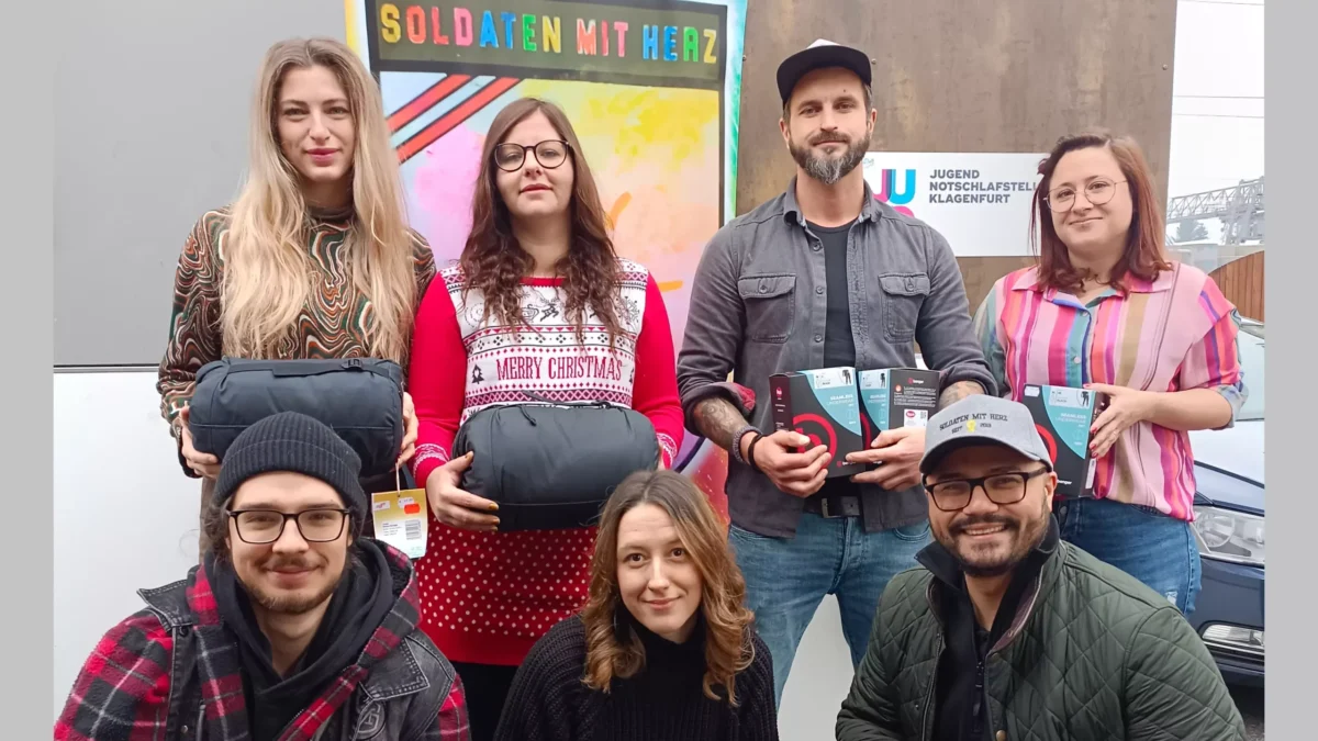 Das Bild auf 5min.at zeigt Personen mit Schlafsäcken.