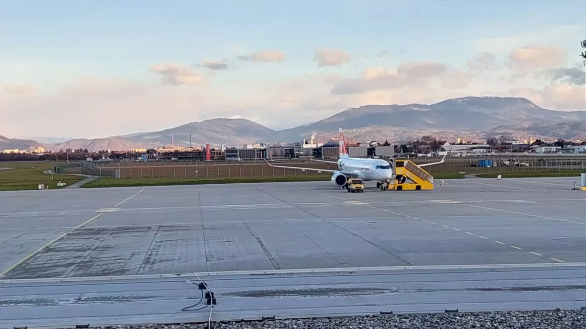Bild auf 5min.at zeigt die Swiss Air Notlandung beim Flughafen Graz.