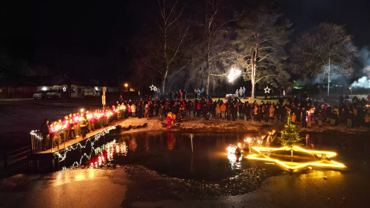 Das Bild auf 5min.at zeigt Personen beim traditionellen Christbaumtauchen im Silbersee.