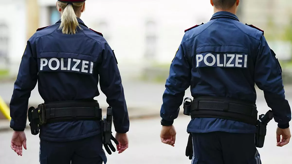 Ein Bild auf 5min.at zeigt zwei Polizisten.