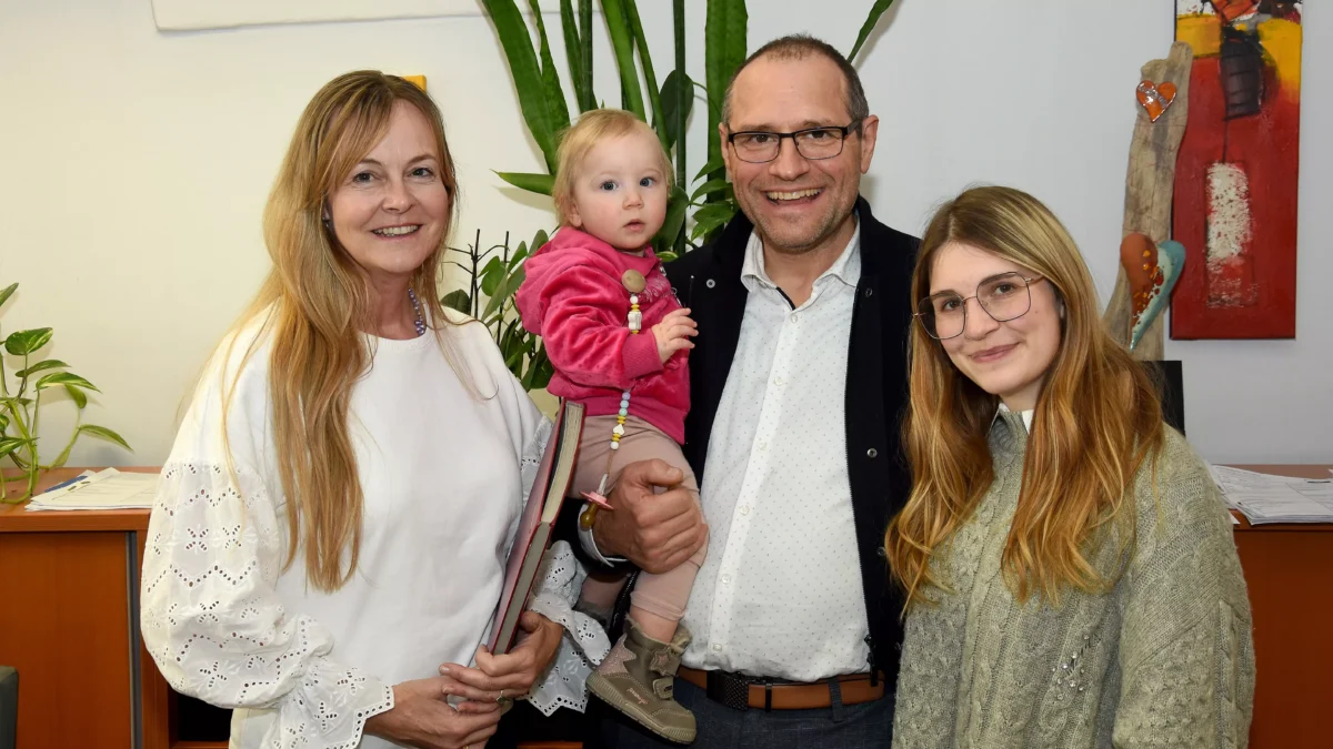 Ein Bild auf 5min.at zeigt Sozialamt-Mitarbeiterin Andrea Hauser mit Geschäftsführer Peter Hartl und Tochter Iwana und im Rahmen der zehnten Spendenübergabe.