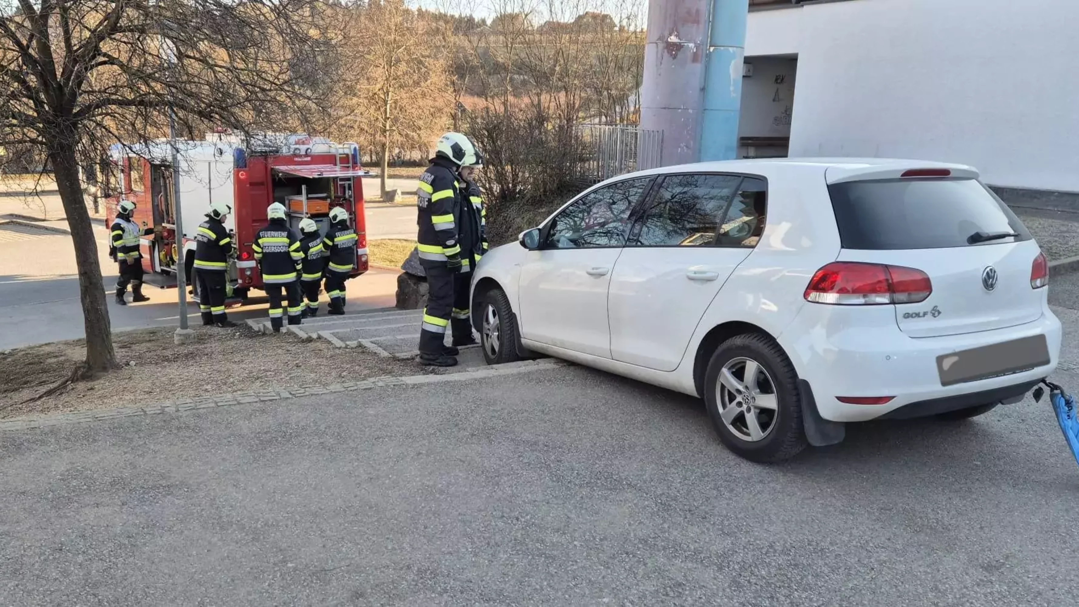Foto auf 5min.at zeigt ein Auto, welches über eine Stufe gefahren ist
