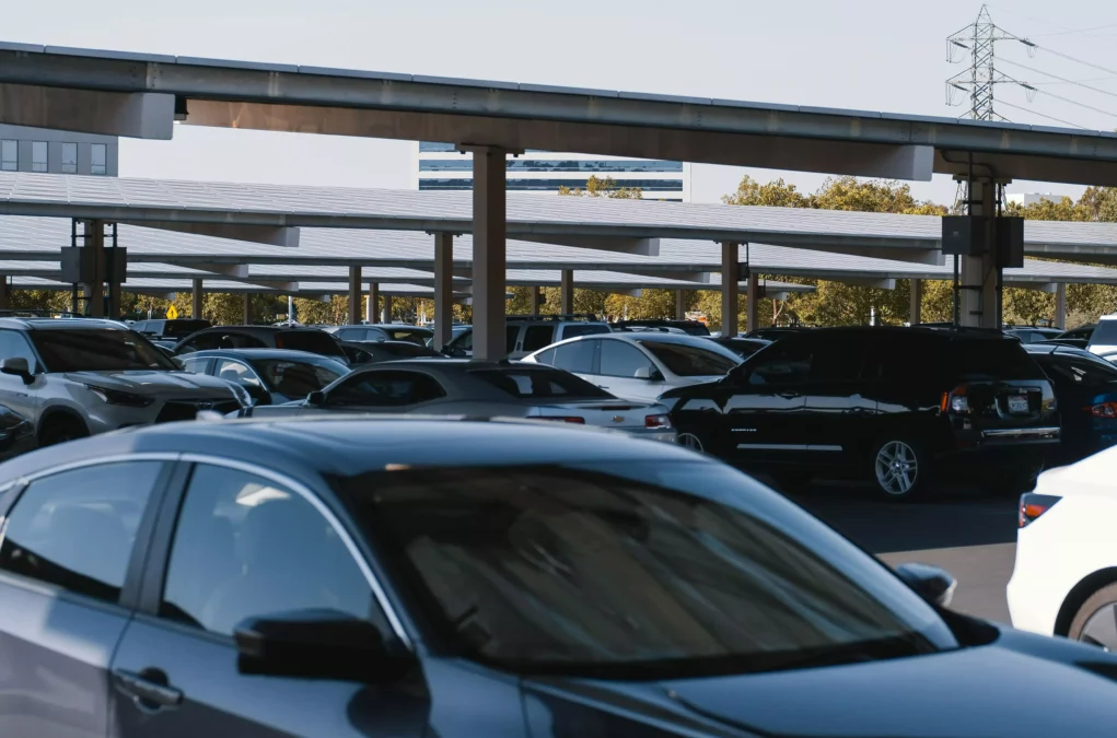 Bild auf 5min.at zeigt einen Parkplatz mit mehreren Autos.