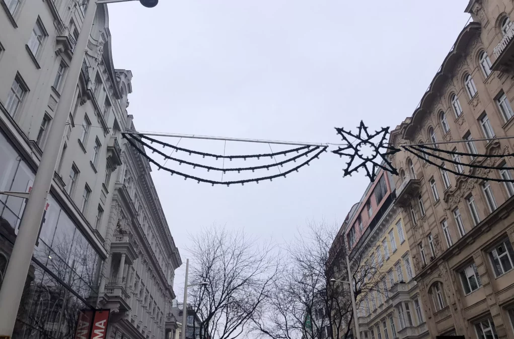 Ein Bild auf 5min.at zeigt den Himmel in Wien und Geb&auml;ude.