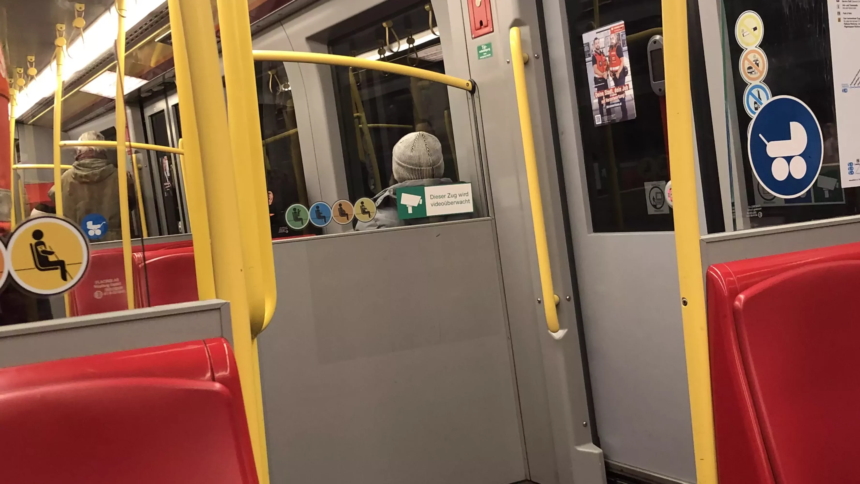 Ein Bild auf 5min.at zeigt eine U-Bahn in Wien von innen.