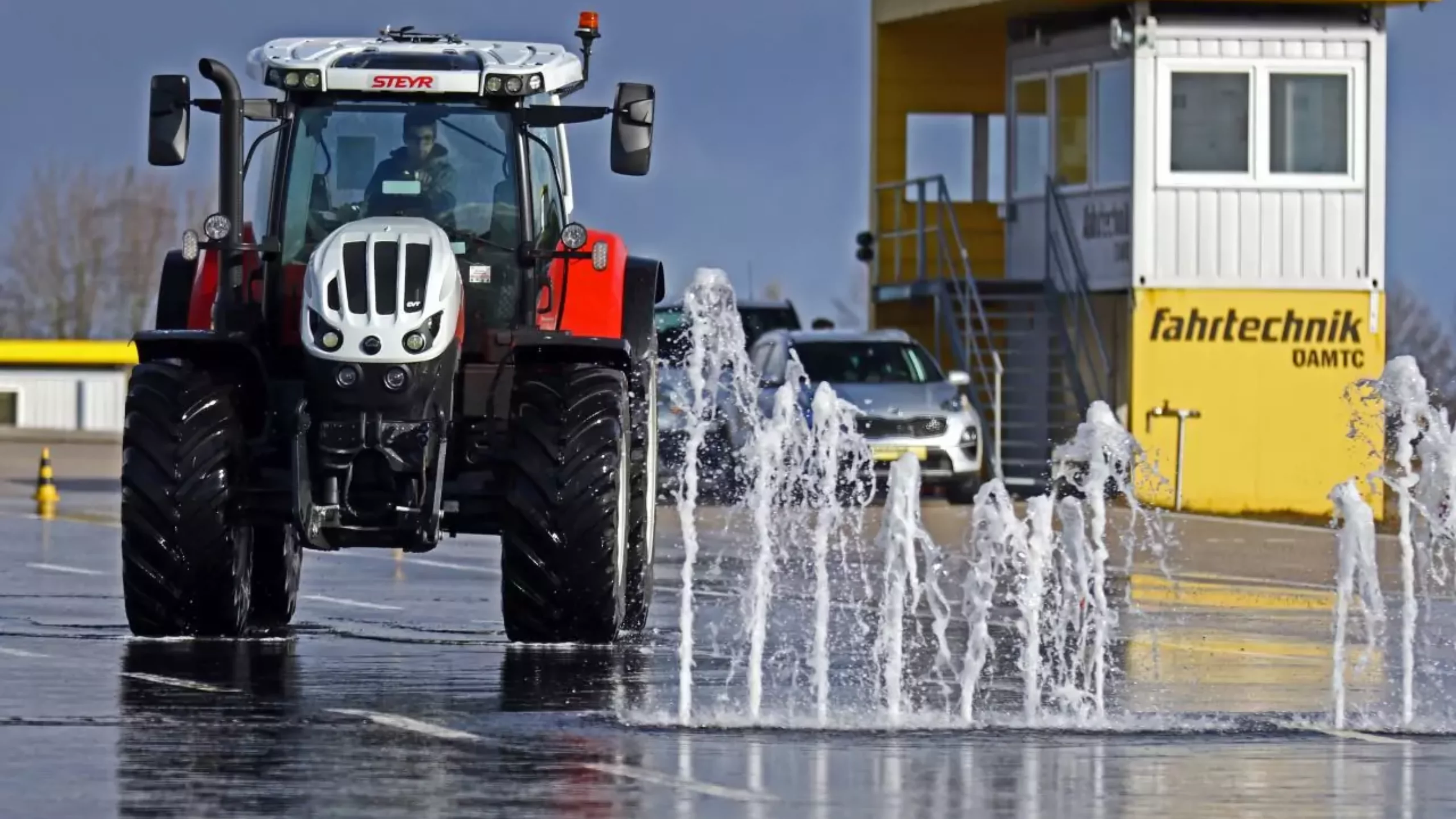 Das Bild auf 5min.at zeigt einen Traktor beim ÖAMTC Training.