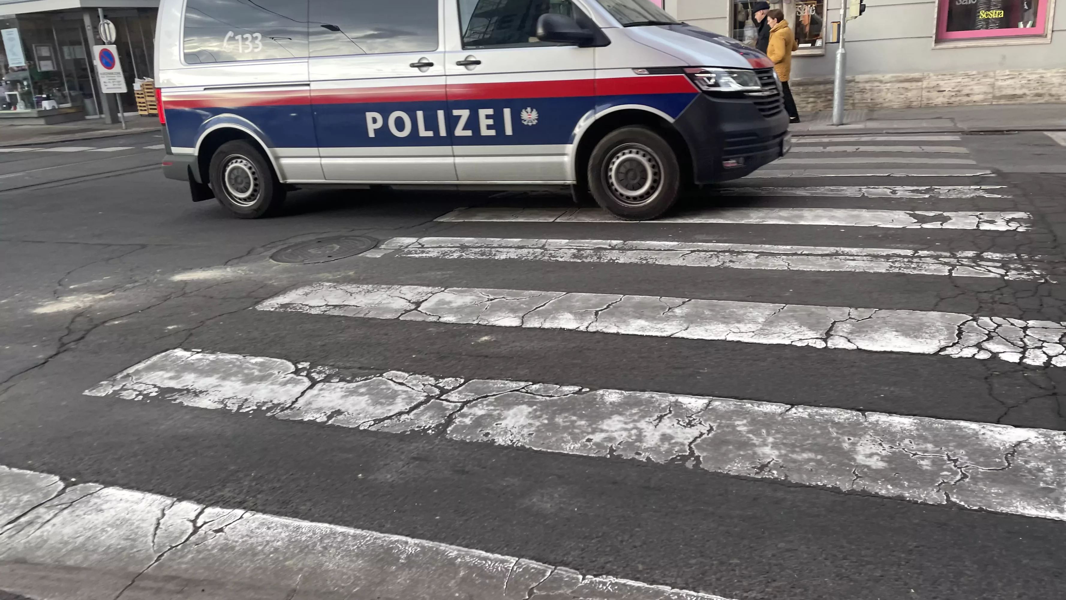 Foto auf 5min.at zeigt einen Schutzweg und ein Polizeiauto