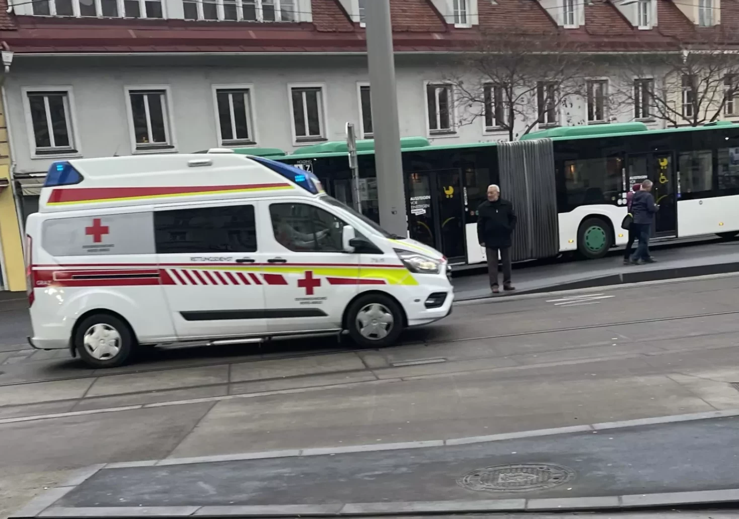 Foto auf 5min.at zeigt eine Rettung am Jakominiplatz